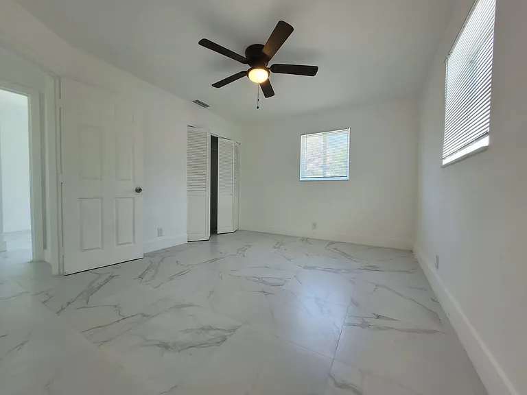 900 SW 31st St — Photo 8