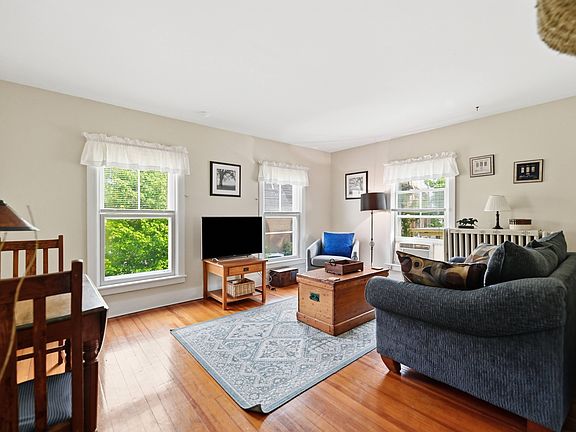 2nd image of 152 Regent St APT 2