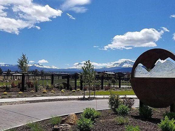 5th image of 390 E Diamond Peak Ave