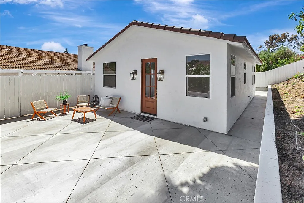 2 bed, 900 sqft, $4,500 — Photo 3