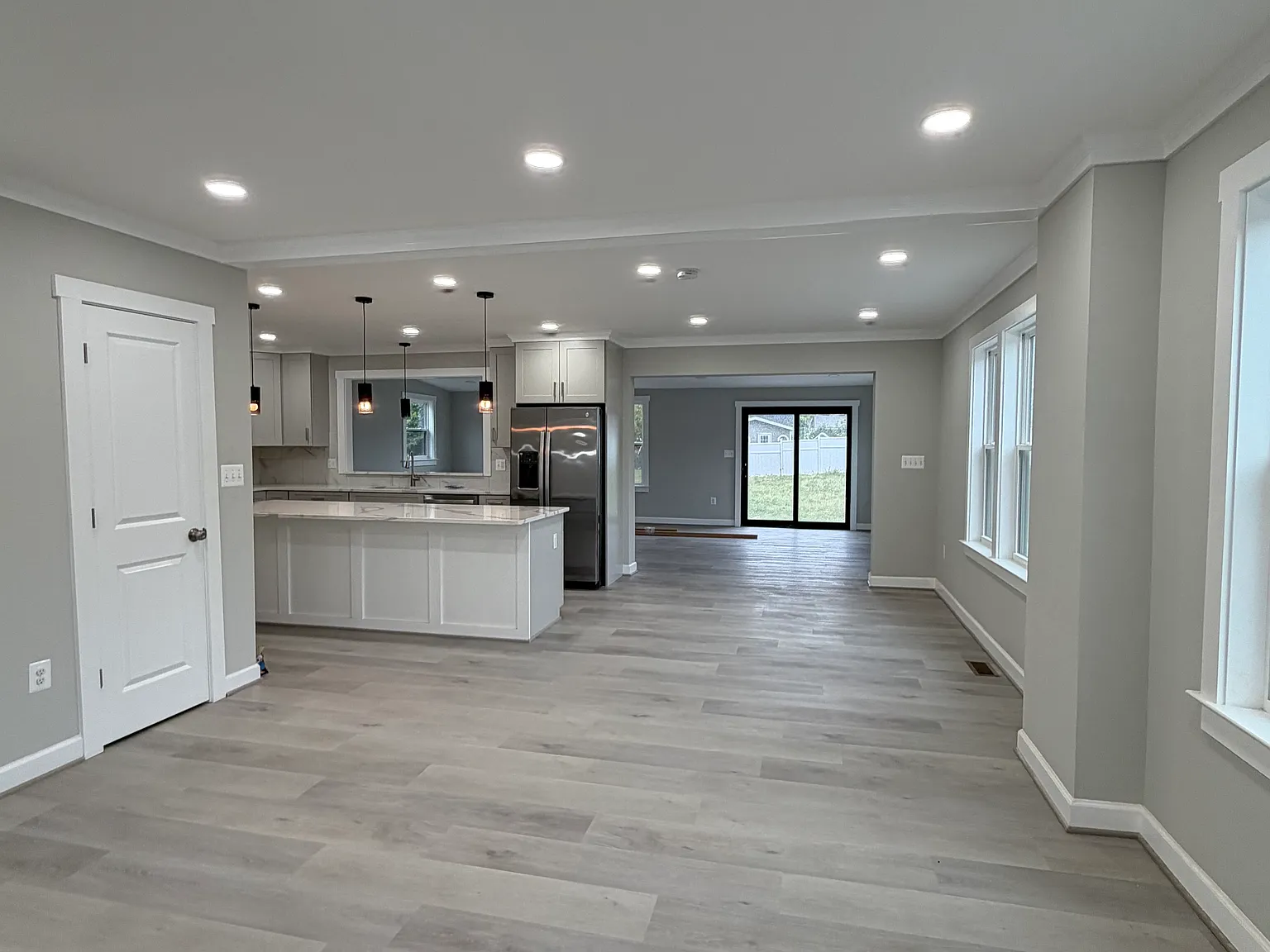 4 bed, 3.5 bath, 2760 sqft, $5,400 — Photo 2