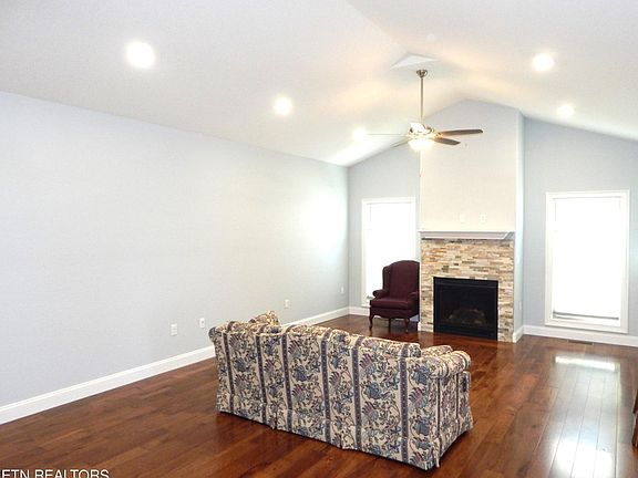 4th image of 348 Woodgate Dr