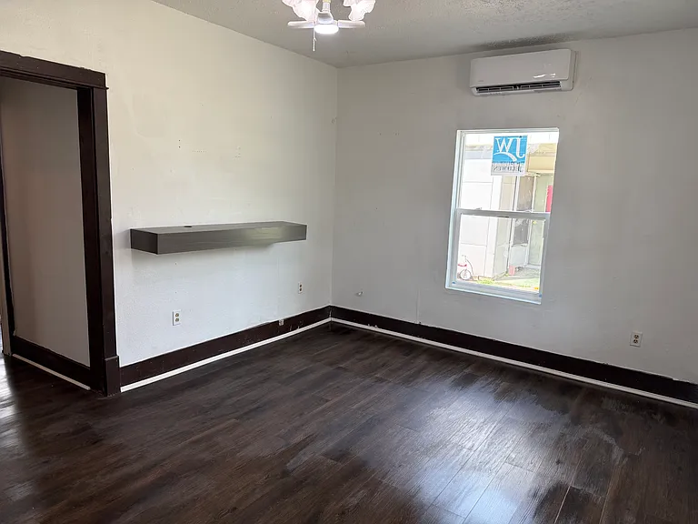 1137 E Moses St — Photo 2