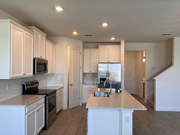 3rd image of 28 Samantha Ct