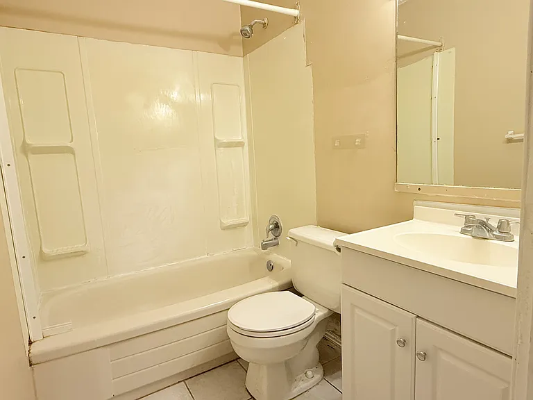 1441 Wyandotte St E #5 — Photo 16