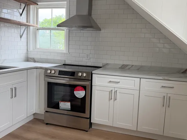 1 Murphy Ave #2, Bristol, RI 02809