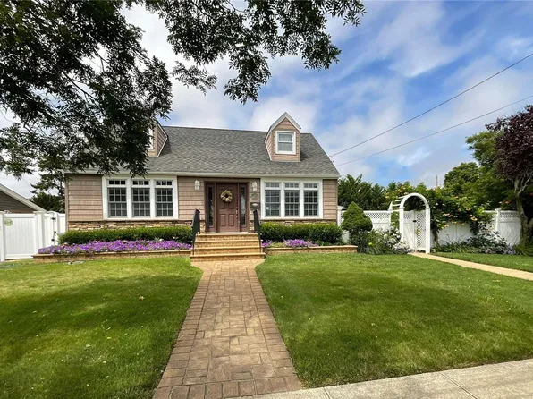 585 Ocean Avenue, Massapequa, NY 11758
