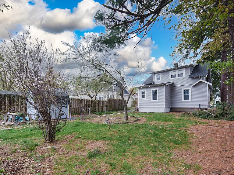 10 Glendale Ave — Photo 32