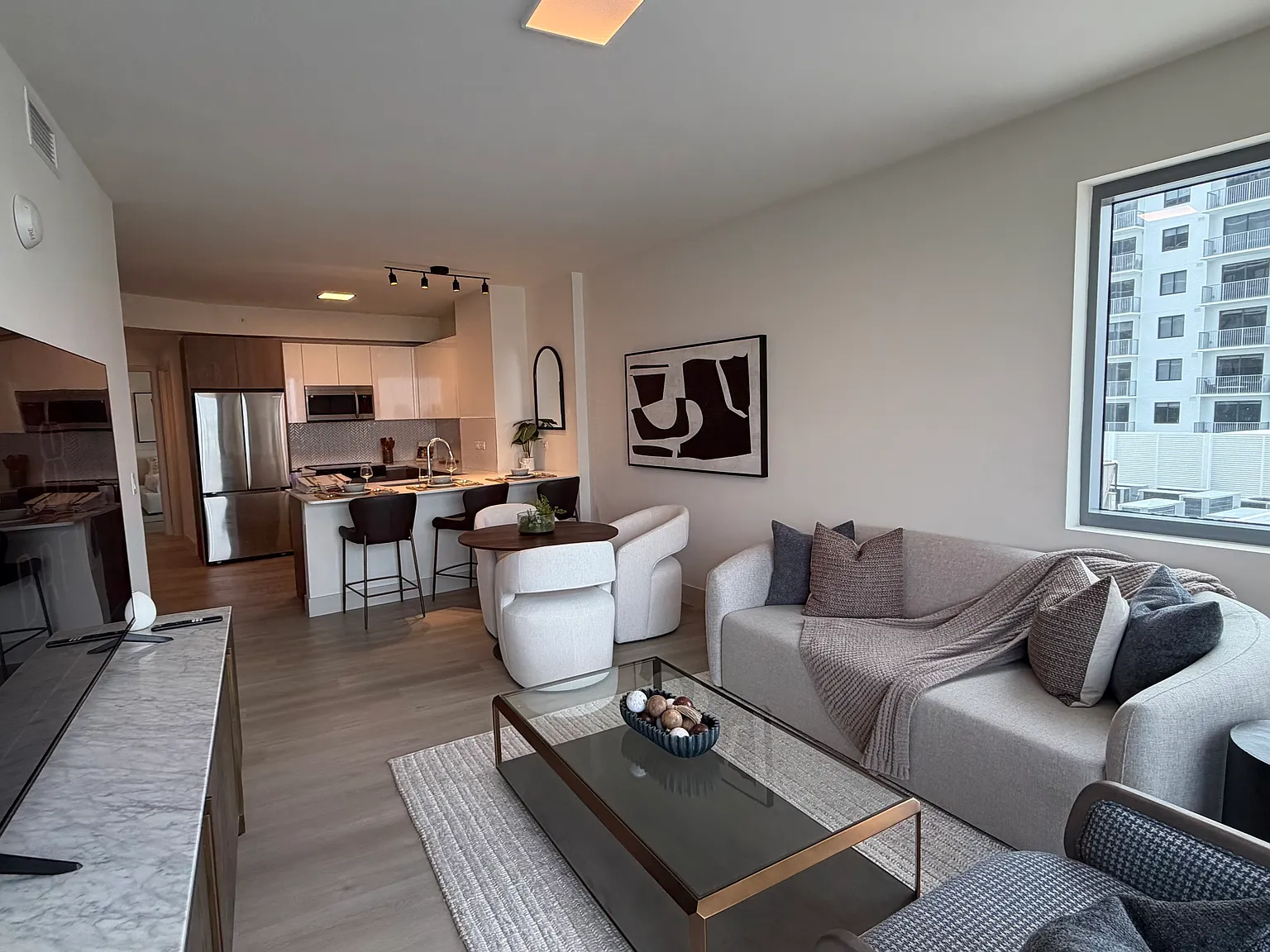 2 bed, 972 sqft, $2,938 — Photo 3