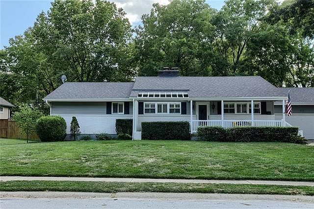 1st image of 405 NW Lincolnwood Dr