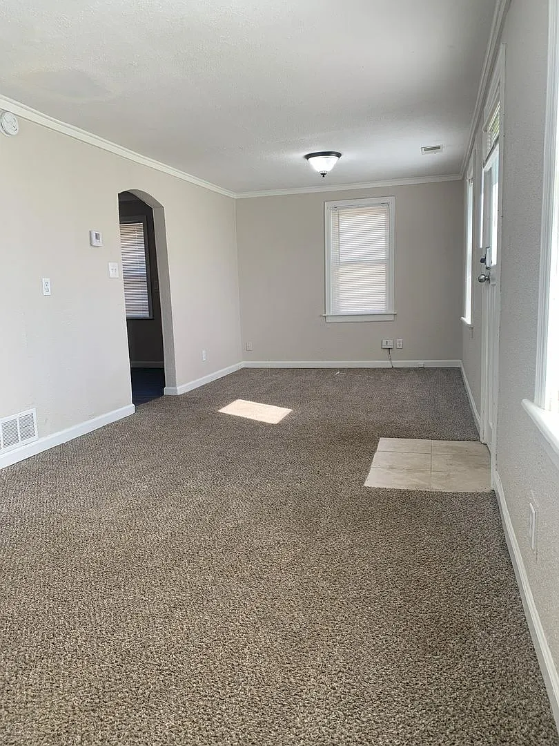 3 Bedroom- 2 Full Bathroom Single Family Home With Garage And Fenced In Yard! — Photo 4