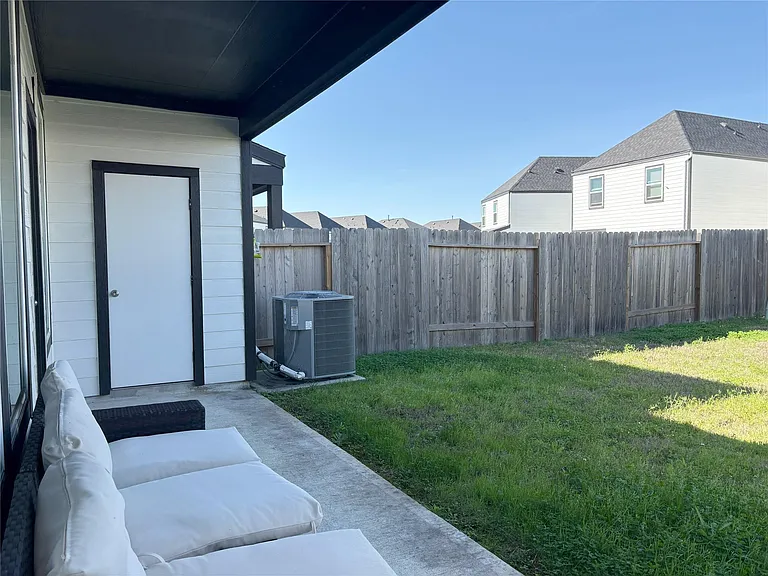 2913 Crown Gate Dr — Photo 24