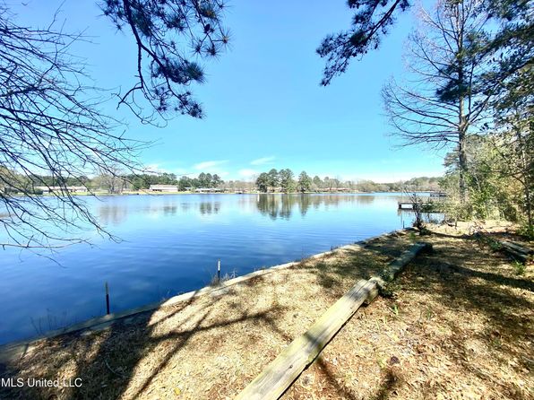 109 Swan Lake Dr, Jackson, MS 39212