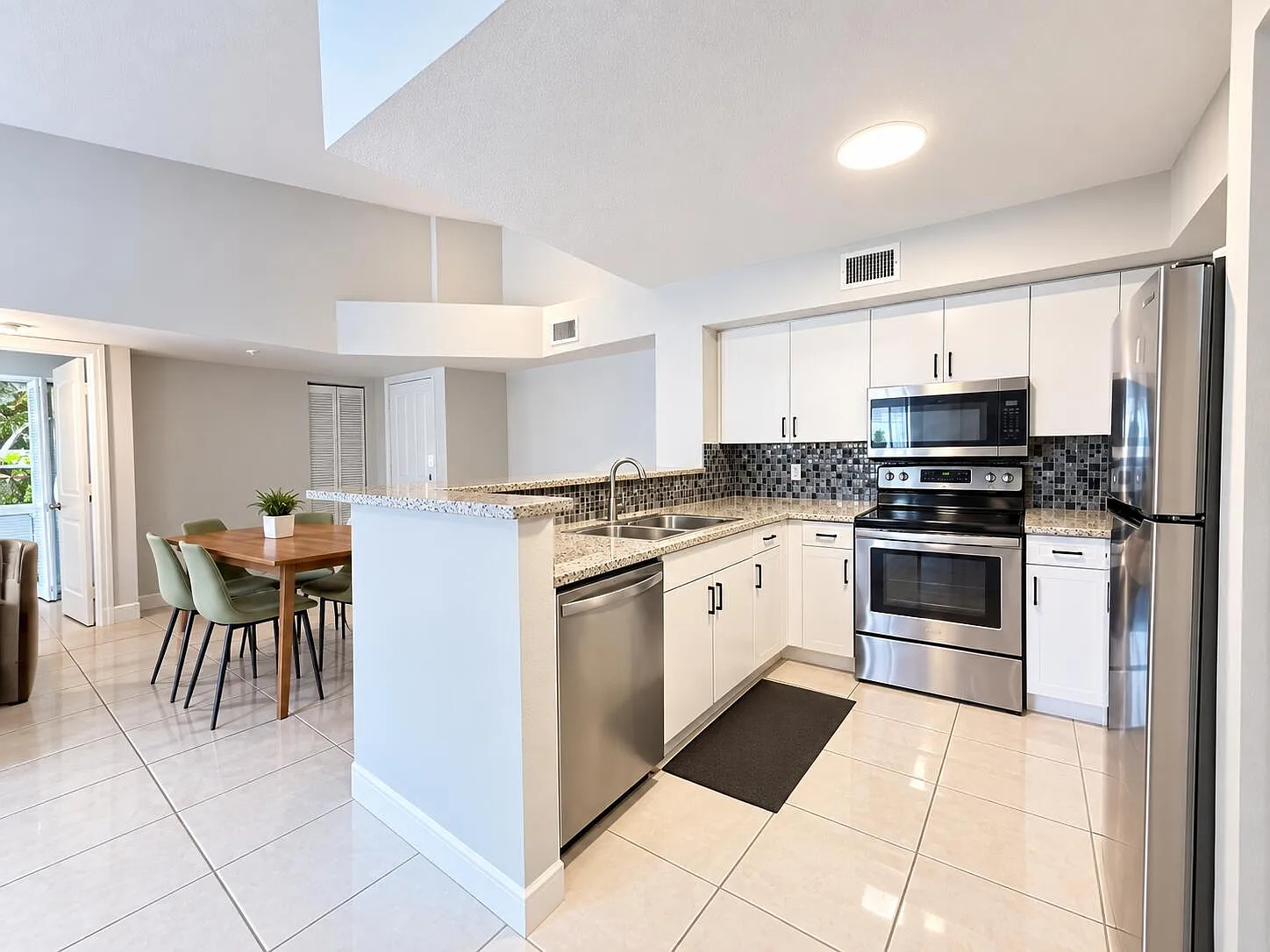 2 bed, 2.0 bath, 967 sqft, $2,200 — Photo 2