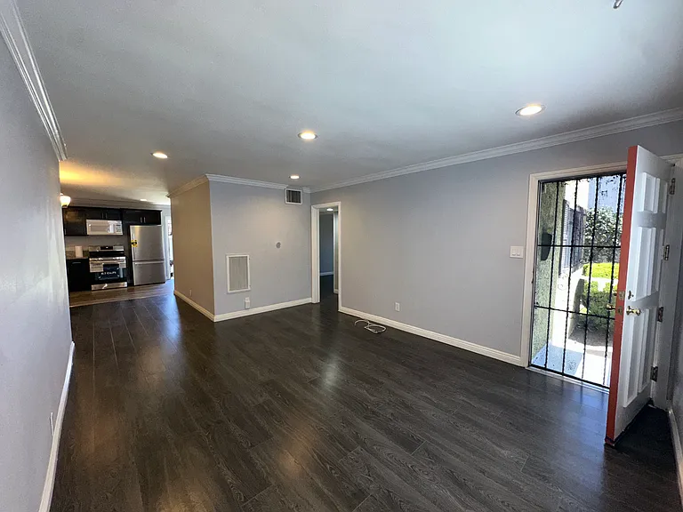 10220 S Van Ness Ave — Photo 2