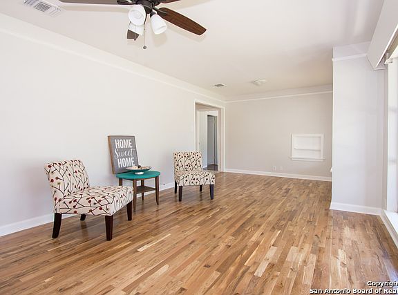 5th image of 434 Basswood Dr
