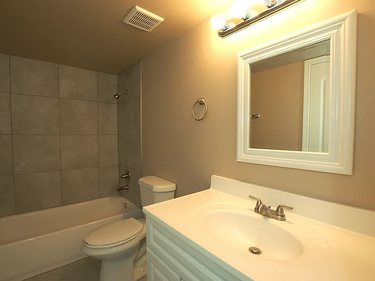 Welcome to Coronado Crossing Modern Comfort in Central Lubbock — Photo 8