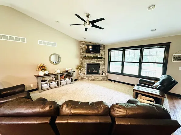 12750 N 100th St, Altamont, IL 62411