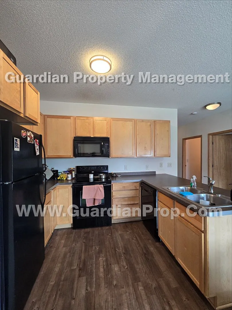 Marcy Holmes/Dinkytown 2 bd, 2 Ba, Dishwasher, 1 Parking Space, 1 Month Free — Photo 1