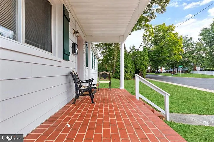 5 bed, 2.0 bath, 2359 sqft, $3,150 — Photo 3