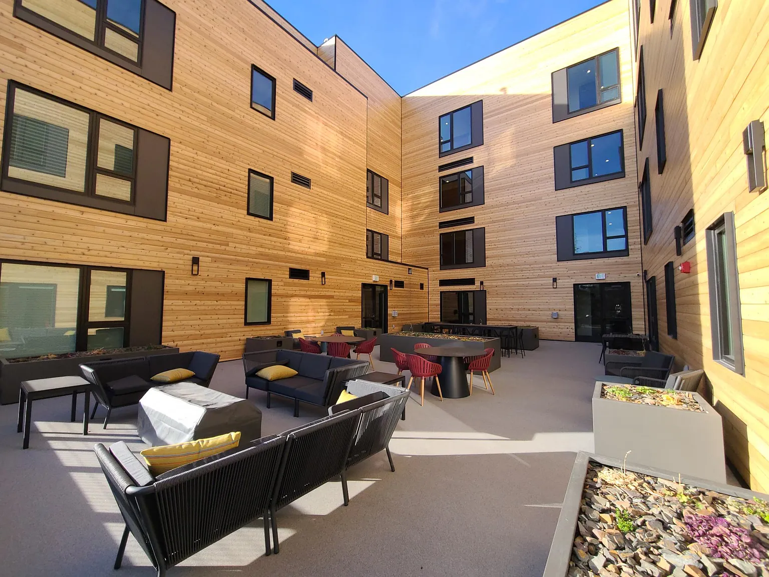 2 bed, 1380 sqft, $3,600 — Photo 2