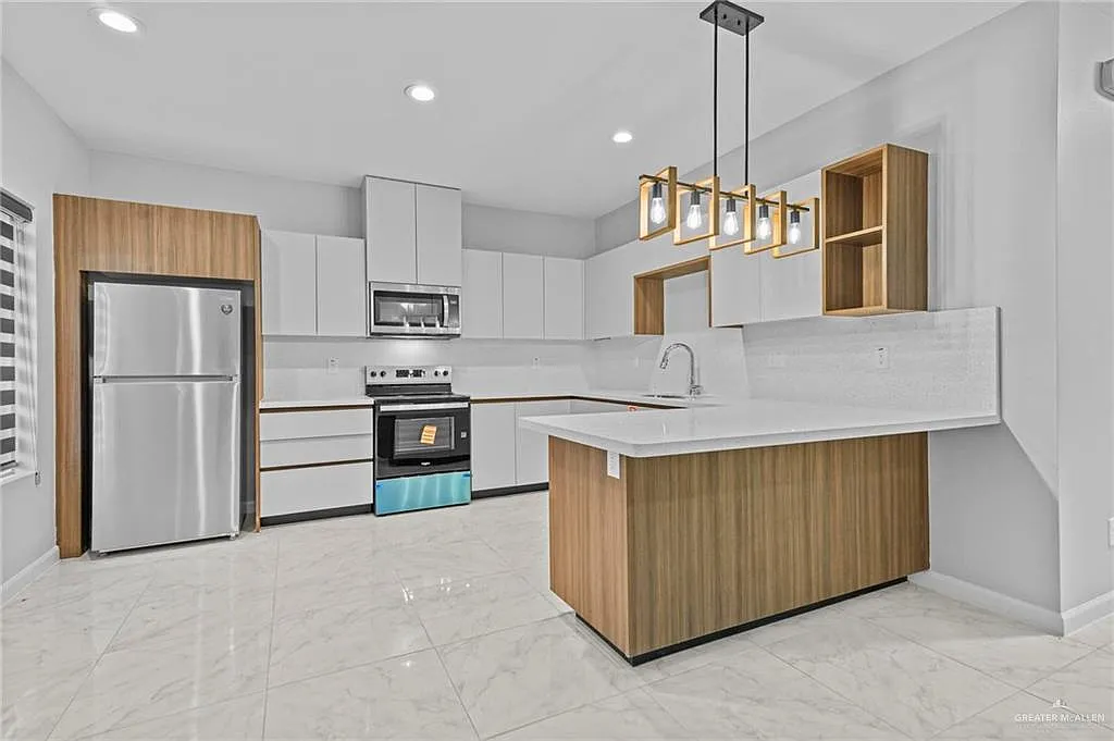 2 bed, 2.0 bath, 884 sqft, $1,250 — Photo 3