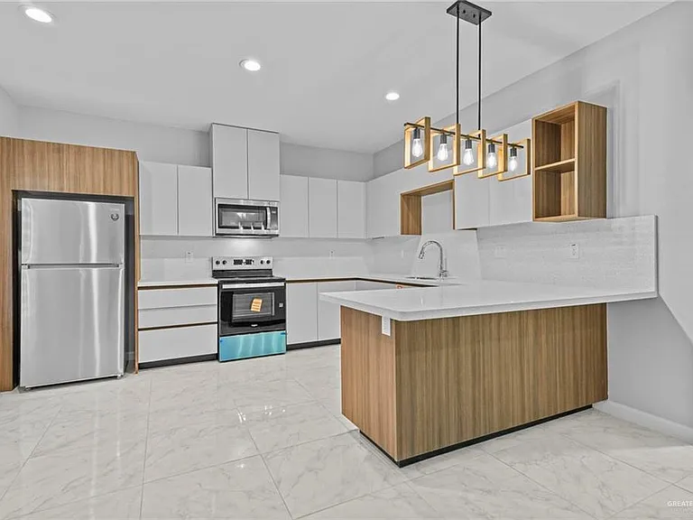 901 W 8th St #4 — Photo 3