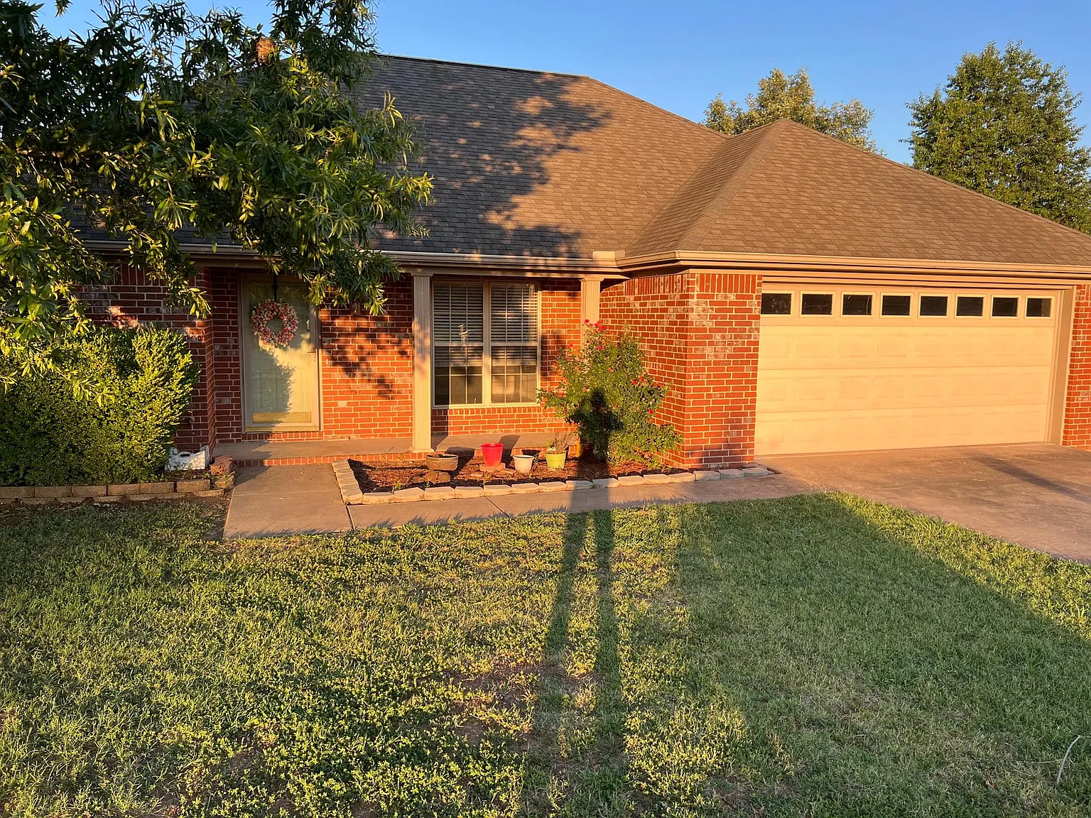 3 bed, 1400 sqft, $1,600 — Photo 1