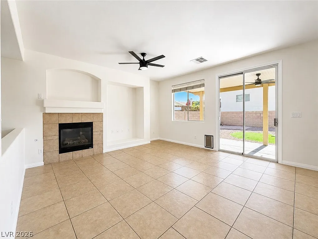 5 bed, 3.0 bath, 3723 sqft, $3,300 — Photo 4