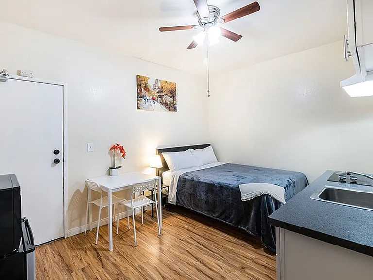 Soto Rose Apartments — Photo 30