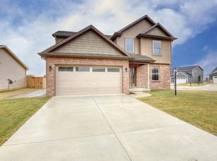 2001 Prairie Grass Ln, Mahomet, IL 61853