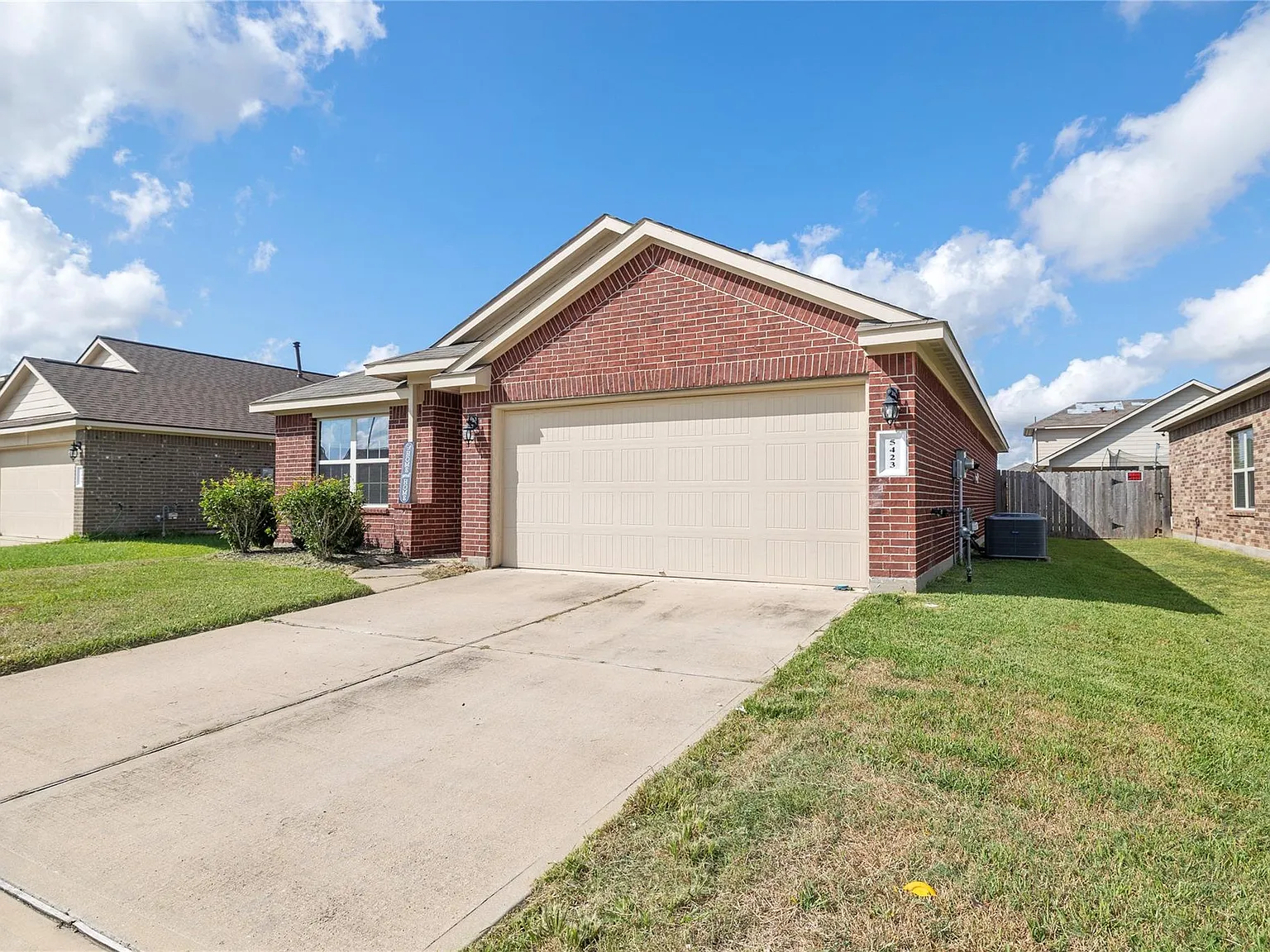 3 bed, 2.0 bath, 1465 sqft, $2,000 — Photo 2