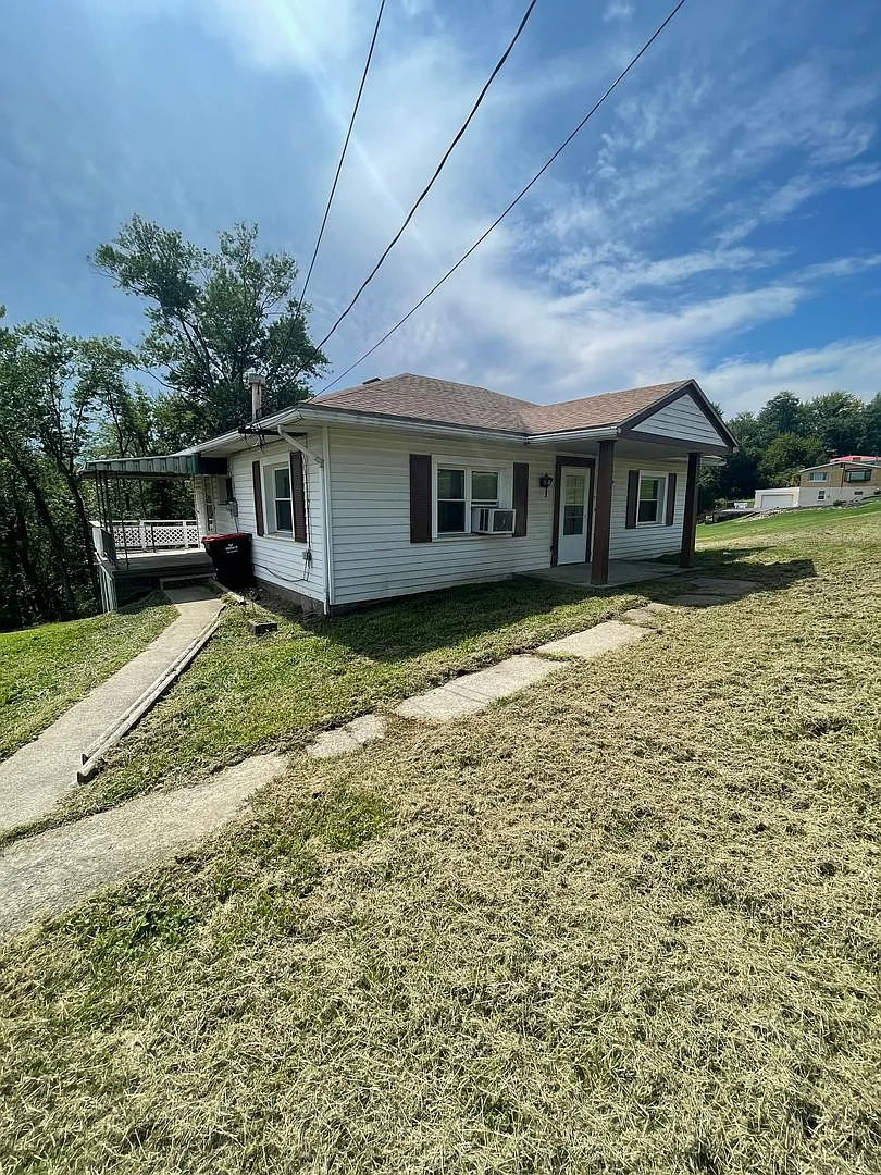 Three bedroom home in Trinity! — Photo 1