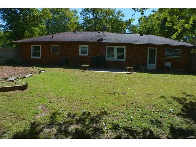 301 Southeast St photo 1
