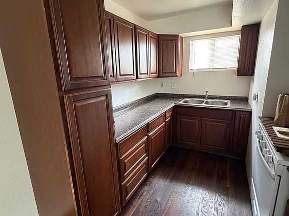 3rd image of 428 Newport Ave