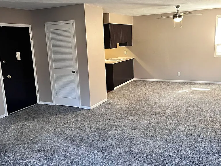 Bristol Square Apartments — Photo 173