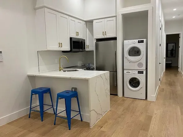 10 Saint Nichlas Avenue image 1 of 5