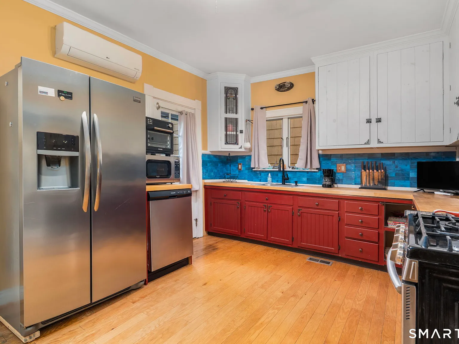 3 bed, 2.0 bath, 2096 sqft, $3,200 — Photo 3