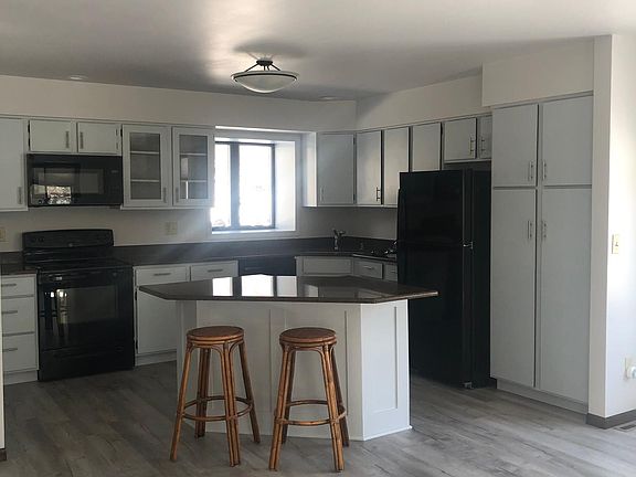 Kitchen w/island