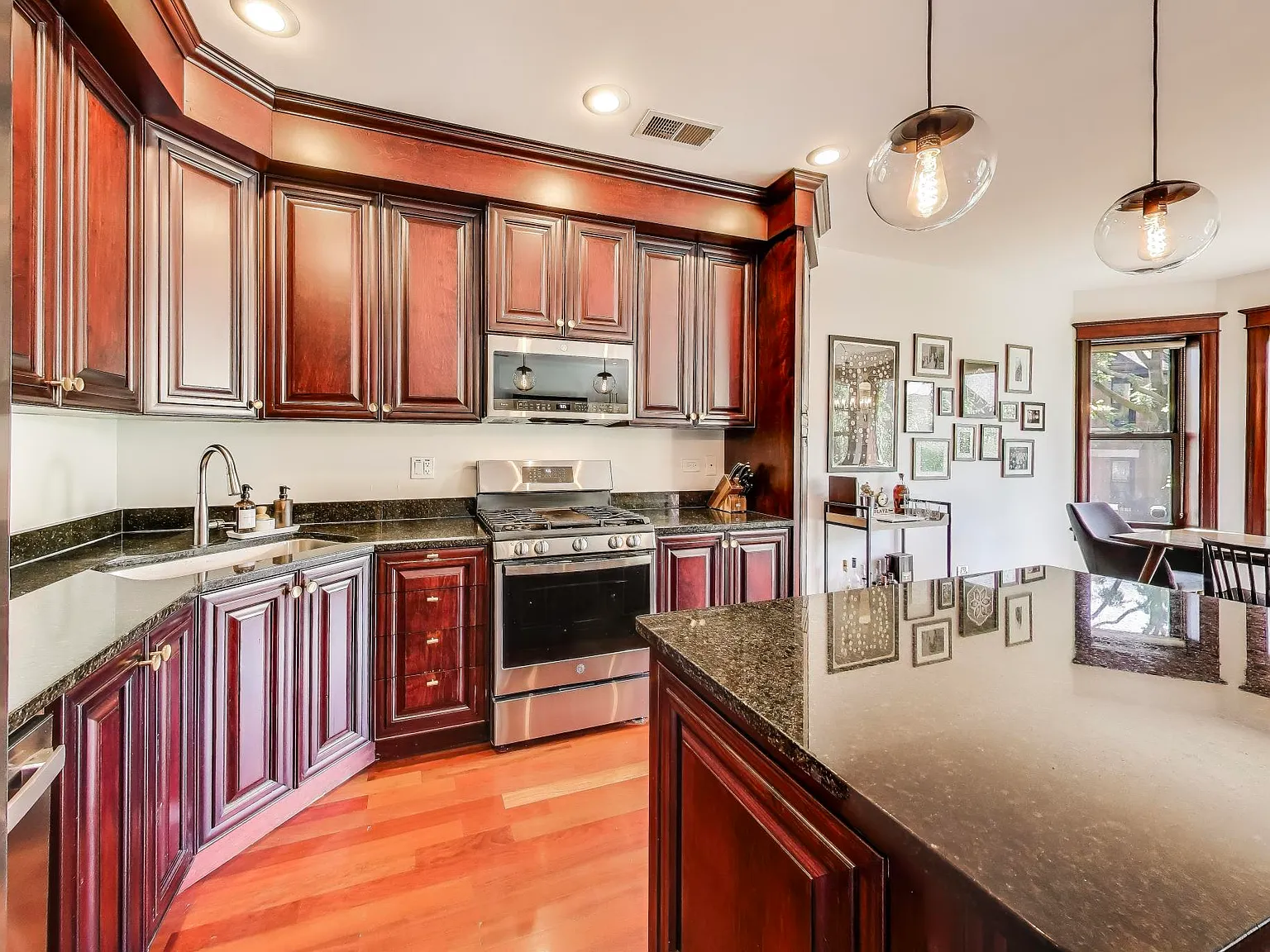3106 W Lyndale St — Photo 3