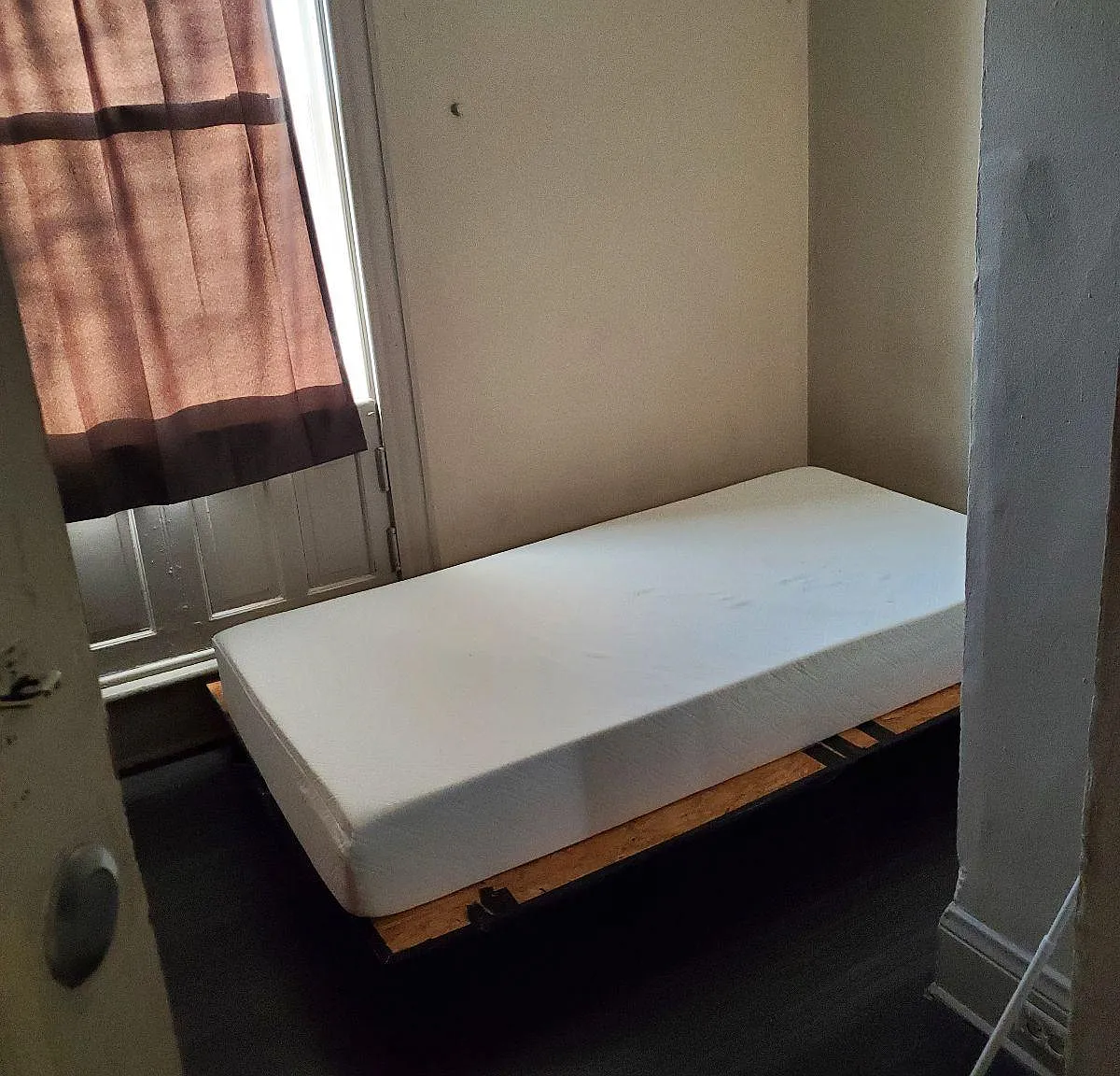 8 bed, 2000 sqft, $450 — Photo 2
