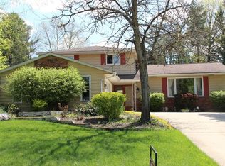 5695 Elm Hill Dr, Solon, OH 44139