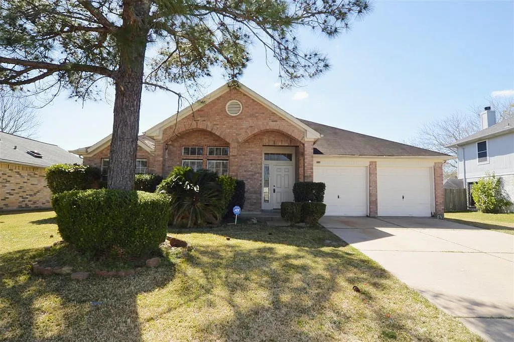 4 bed, 2.5 bath, 1861 sqft, $2,400 — Photo 1