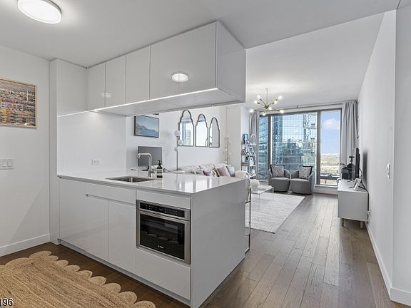 4th image of 99 Hudson St #1603