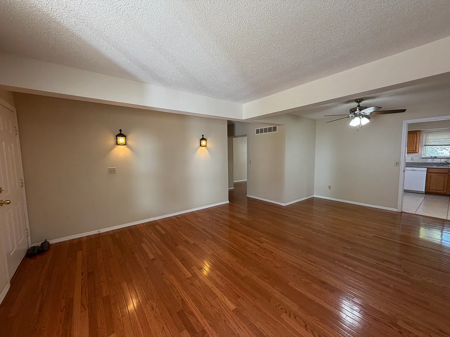3 bed, 2400 sqft, $2,250 — Photo 3