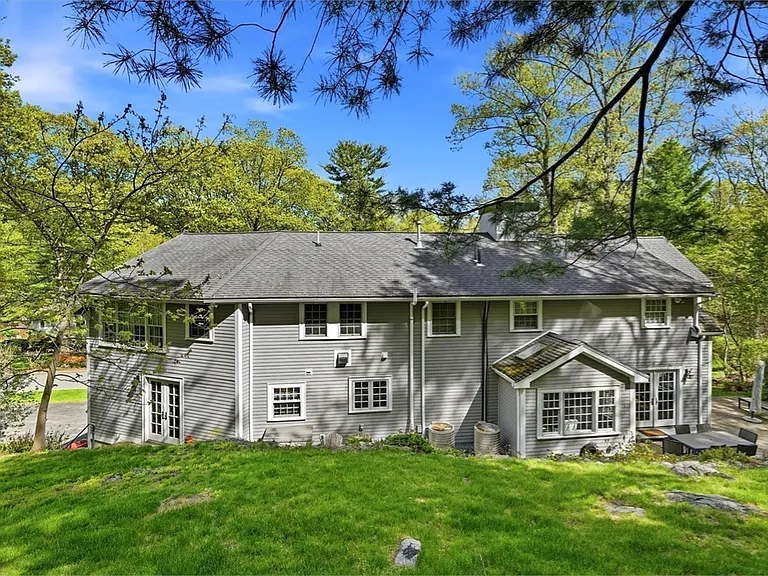 17 Hawthorne Ln — Photo 25