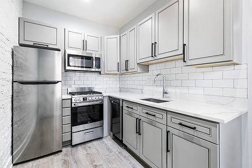3rd image of 6952 N Wolcott Ave #2