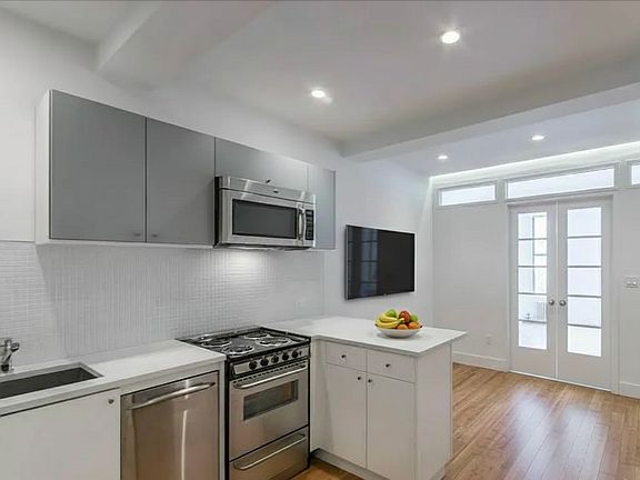 3rd image of 135 Christopher St APT 3B