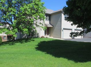 470 Manchester Ln, Hartland, WI 53029