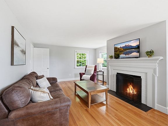 4th image of 64 Fales St